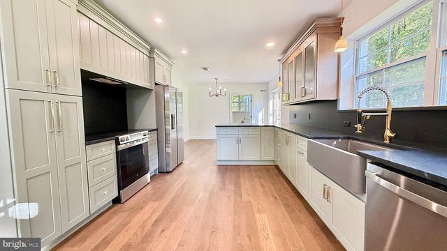6 DURHAM RD, Ottsville, PA 18942