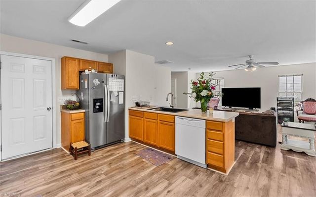 929 Peachtree Meadows Circle, Kernersville, NC 27284