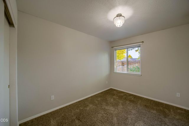 2120 NW Ivy Avenue, Redmond, OR 97756