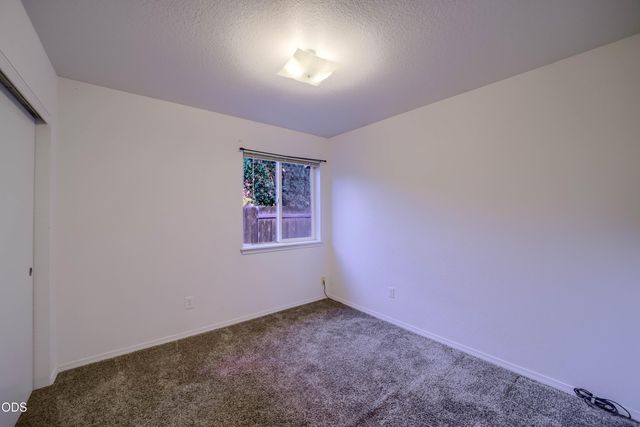 2120 NW Ivy Avenue, Redmond, OR 97756