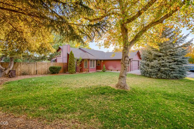 2120 NW Ivy Avenue, Redmond, OR 97756