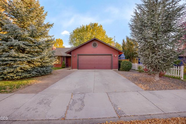 2120 NW Ivy Avenue, Redmond, OR 97756