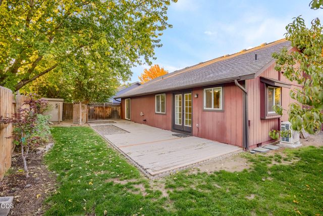 2120 NW Ivy Avenue, Redmond, OR 97756