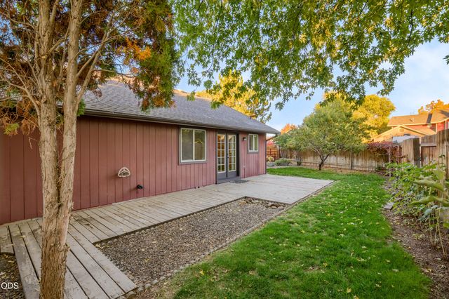 2120 NW Ivy Avenue, Redmond, OR 97756