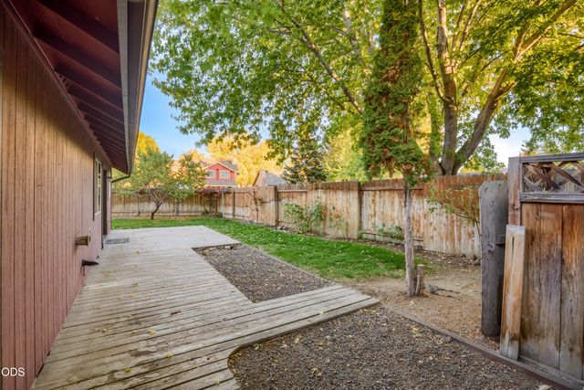 2120 NW Ivy Avenue, Redmond, OR 97756