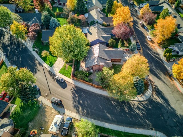 2120 NW Ivy Avenue, Redmond, OR 97756