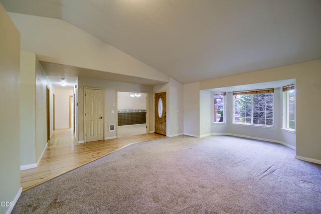 2120 NW Ivy Avenue, Redmond, OR 97756