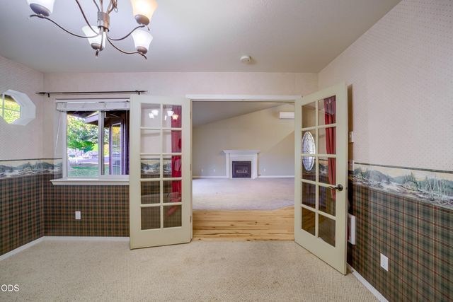 2120 NW Ivy Avenue, Redmond, OR 97756