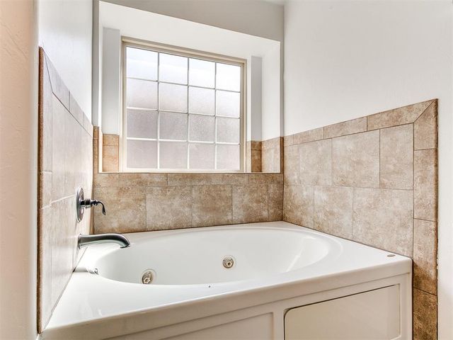 3209 Valley Hollow, Norman, OK 73071