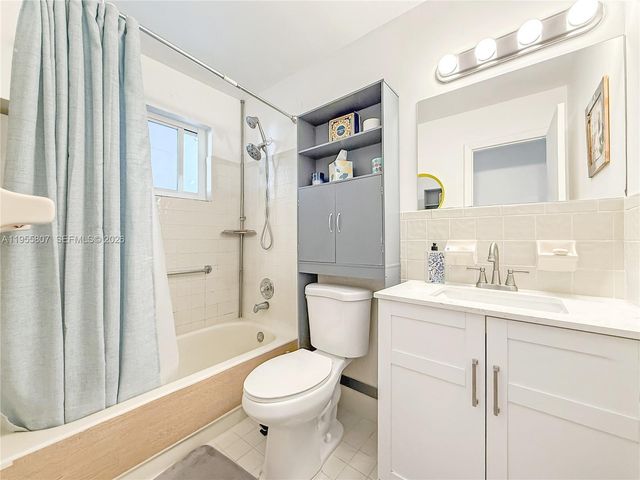 3004 NW 7th St, Fort Lauderdale, FL 33311