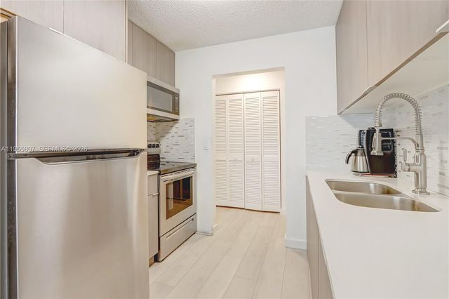 3004 NW 7th St, Fort Lauderdale, FL 33311