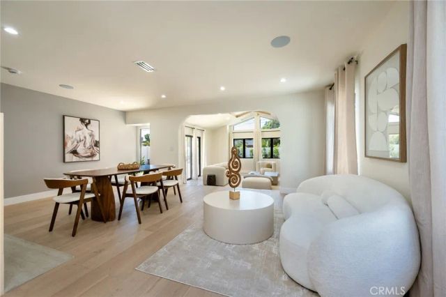 13562 Addison Street, Sherman Oaks, CA 91423