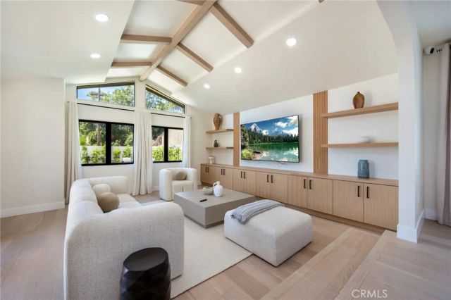 13562 Addison Street, Sherman Oaks, CA 91423