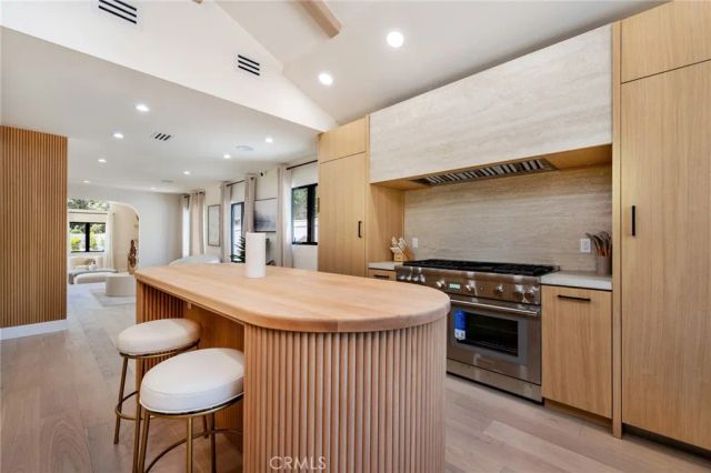 13562 Addison Street, Sherman Oaks, CA 91423