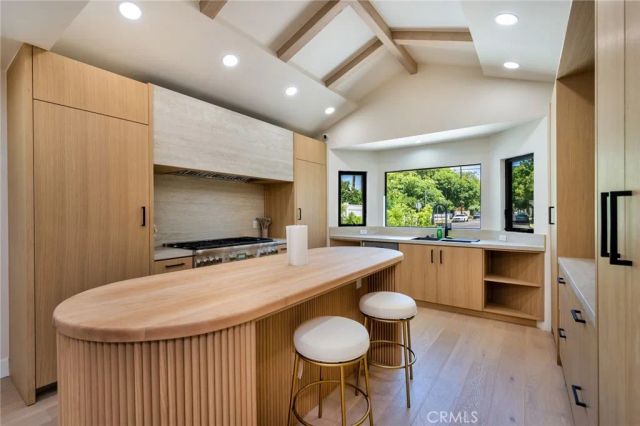 13562 Addison Street, Sherman Oaks, CA 91423