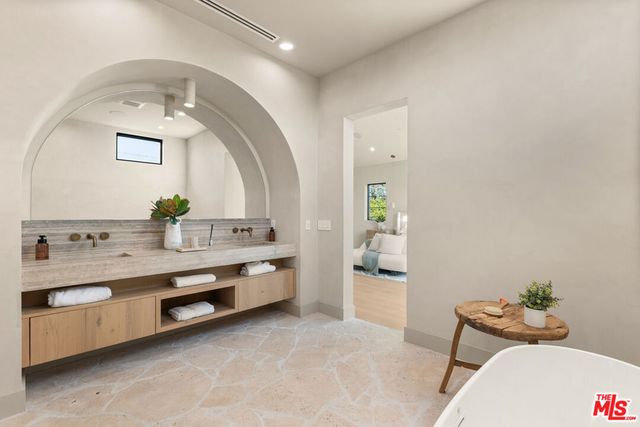 11746 La Maida Street, Valley Village, CA 91607