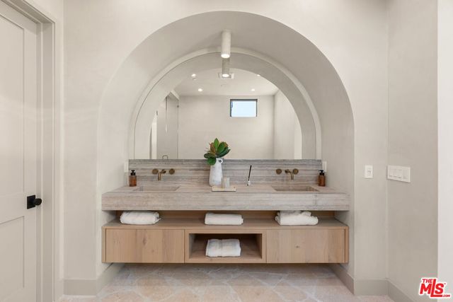 11746 La Maida Street, Valley Village, CA 91607