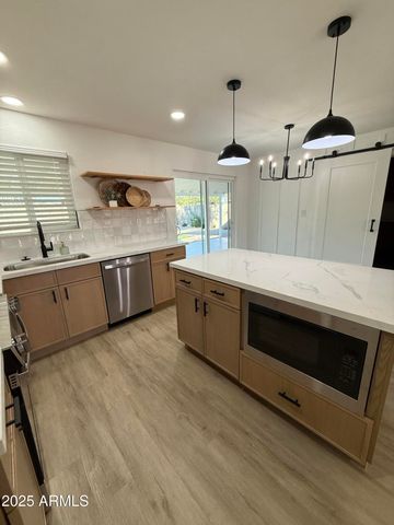 628 E PAPAGO Drive, Tempe, AZ 85288