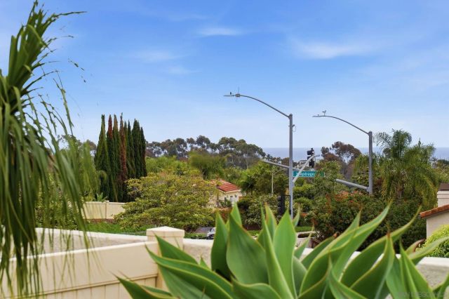 957 Fir Tree Pl., Carlsbad, CA 92011