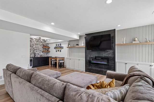 990 Harrington Way, Waukee, IA 50263