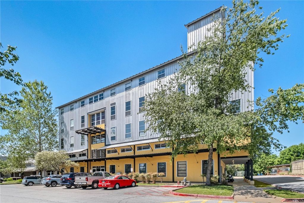 525 S School 450, Fayetteville, AR 72701