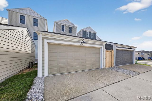 3136 Pirogue Way, St Charles, MO 63301