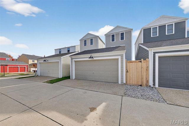 3136 Pirogue Way, St Charles, MO 63301