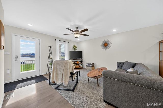 3136 Pirogue Way, St Charles, MO 63301