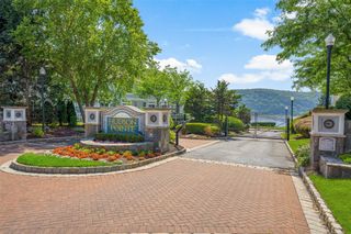402 Waterview Drive, Poughkeepsie, NY 12601