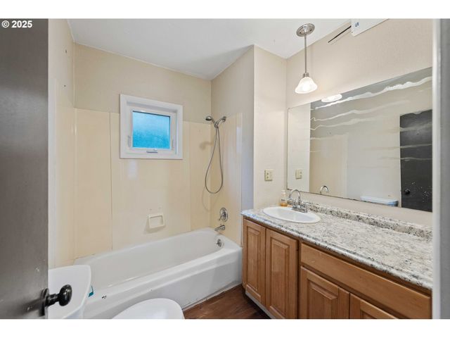 93660 MCKENNA Ln, Coos Bay, OR 97420