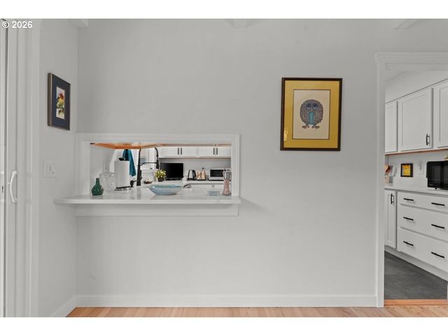 5360 Sw DOVER Ln, Portland, OR 97225