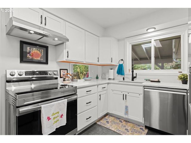 5360 Sw DOVER Ln, Portland, OR 97225