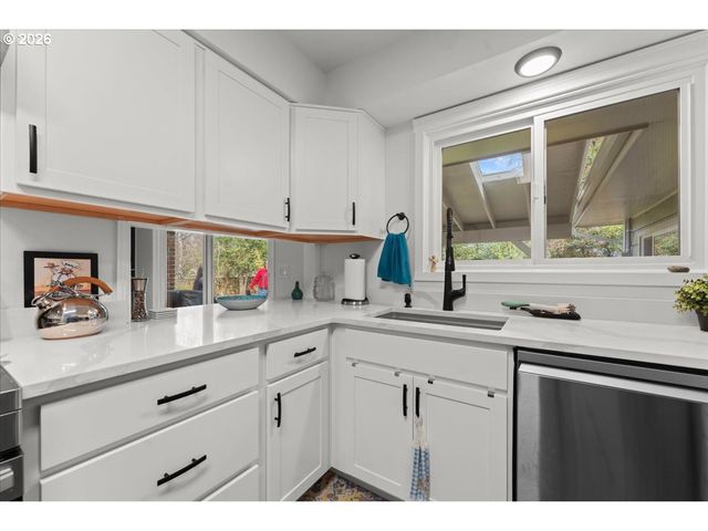 5360 Sw DOVER Ln, Portland, OR 97225