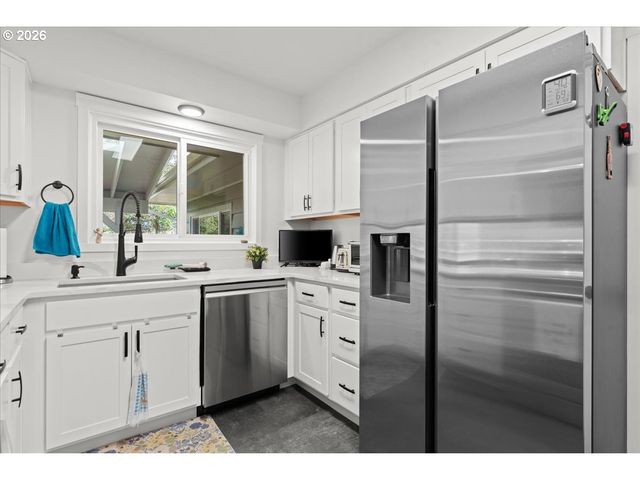 5360 Sw DOVER Ln, Portland, OR 97225