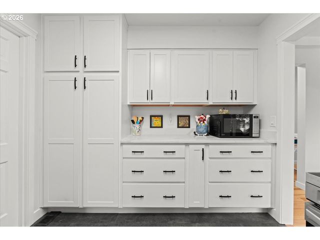 5360 Sw DOVER Ln, Portland, OR 97225