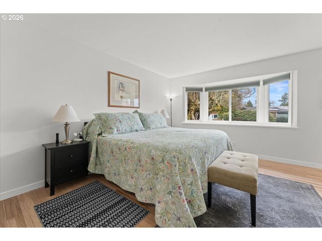 5360 Sw DOVER Ln, Portland, OR 97225