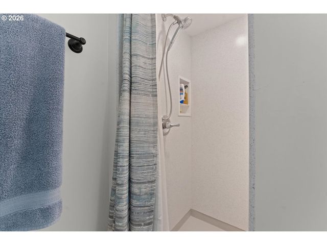 5360 Sw DOVER Ln, Portland, OR 97225