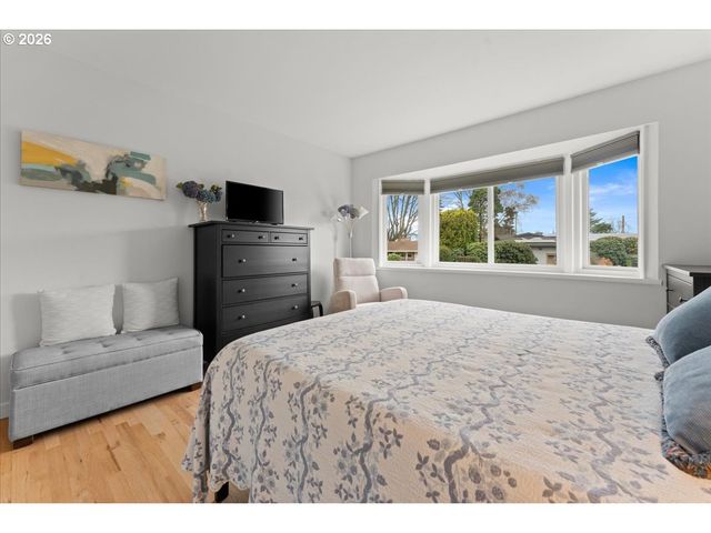 5360 Sw DOVER Ln, Portland, OR 97225