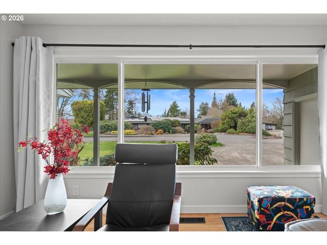 5360 Sw DOVER Ln, Portland, OR 97225