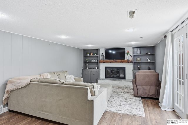 5306 S 105th Street, Omaha, NE 68127