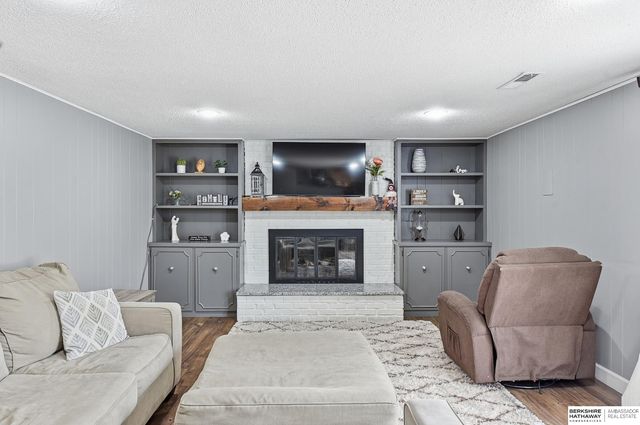 5306 S 105th Street, Omaha, NE 68127