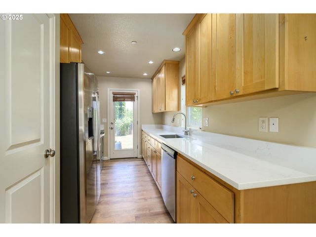 236 N 6TH St, Carlton, OR 97111