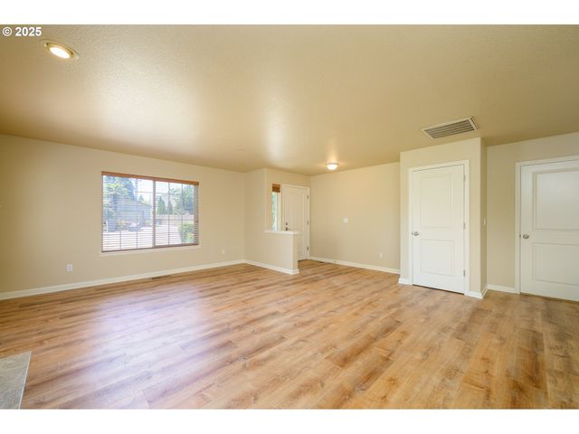 236 N 6TH St, Carlton, OR 97111