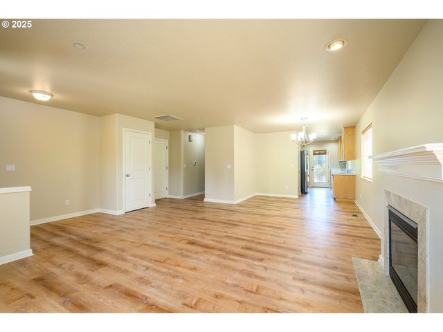 236 N 6TH St, Carlton, OR 97111
