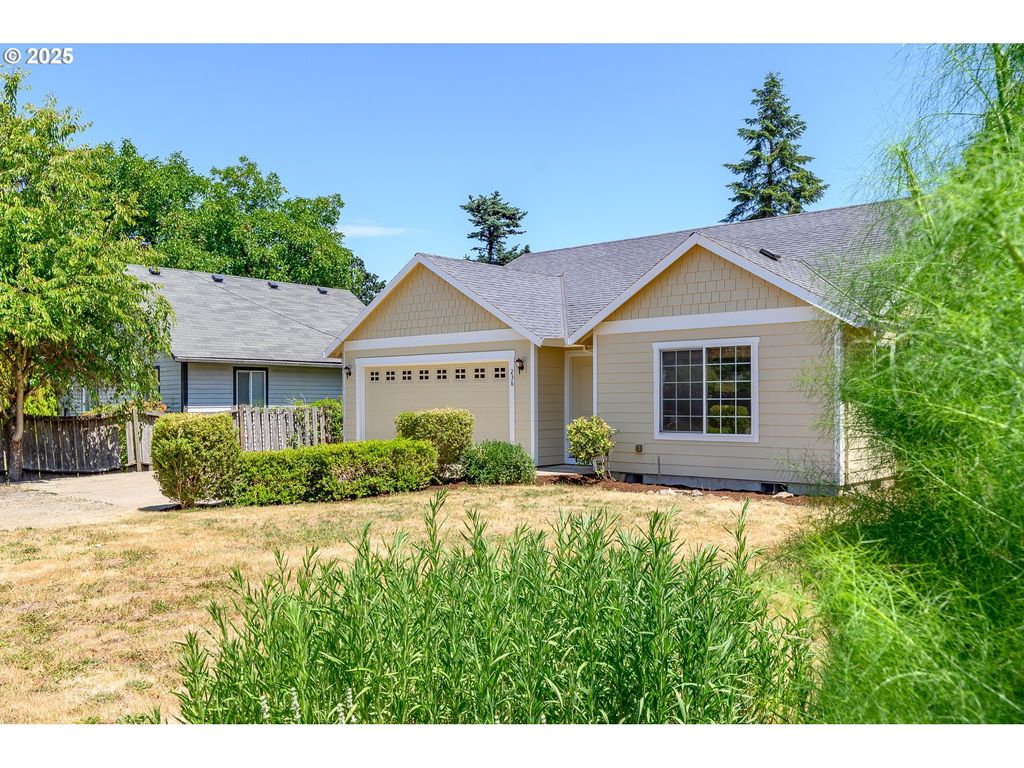 236 N 6TH St, Carlton, OR 97111