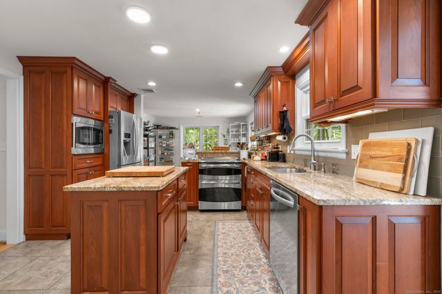24 Saw Mill Lane, Avon, CT 06001