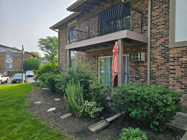 9S120 Lake Drive 15-101, Willowbrook, IL 60527