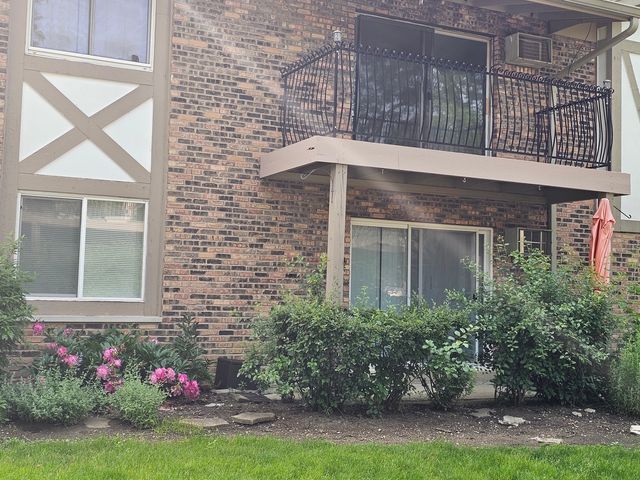 9S120 Lake Drive 15-101, Willowbrook, IL 60527