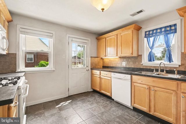 3221 MEADOW LN, Harrisburg, PA 17109