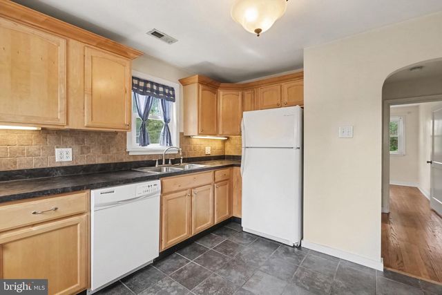 3221 MEADOW LN, Harrisburg, PA 17109